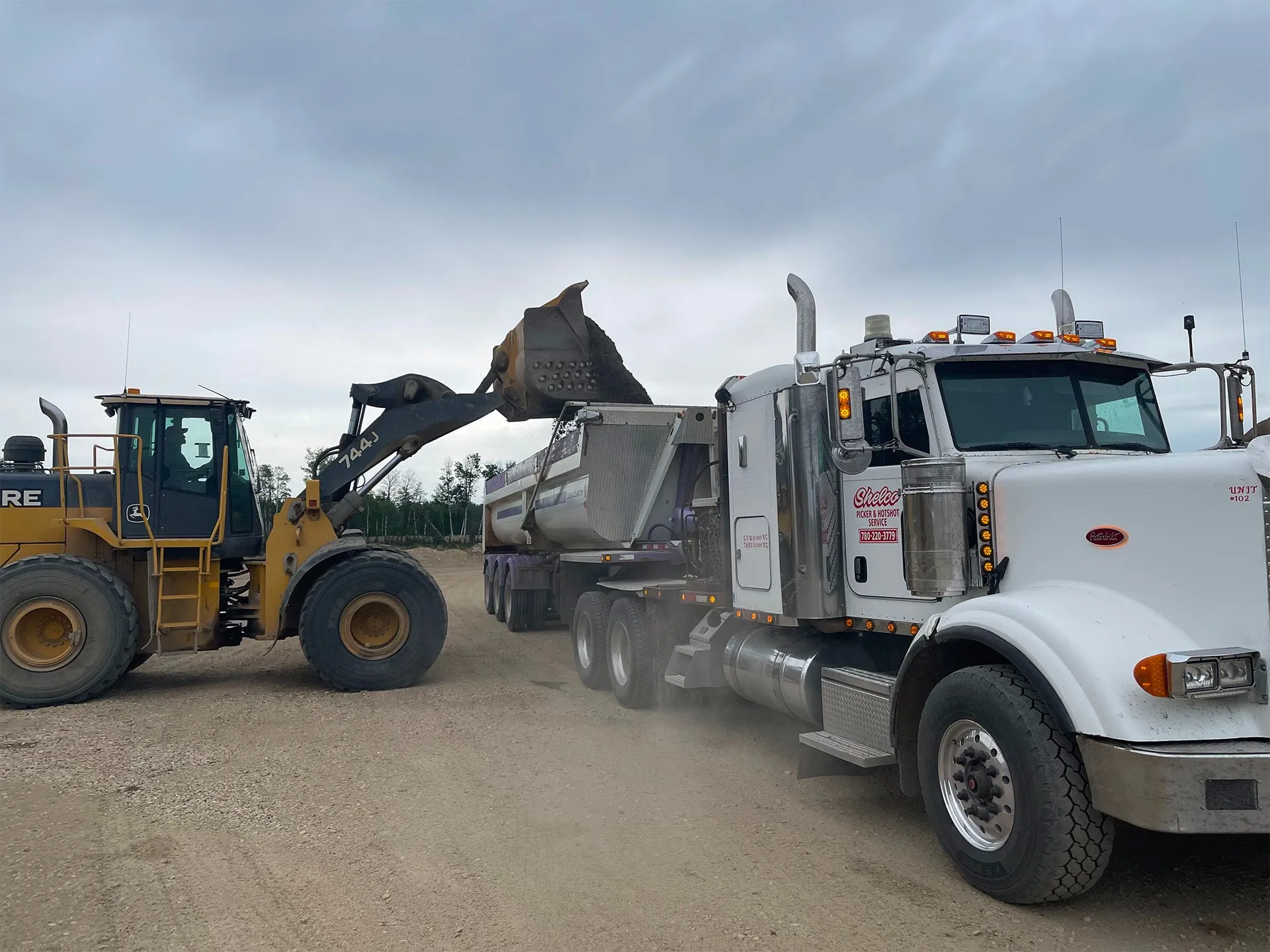 end dump truck for gravel and clay